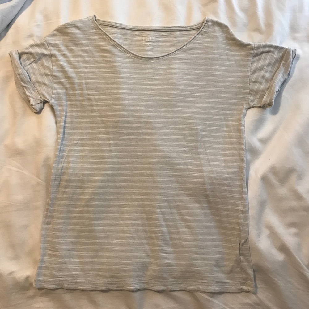 Grey and white Gap tee